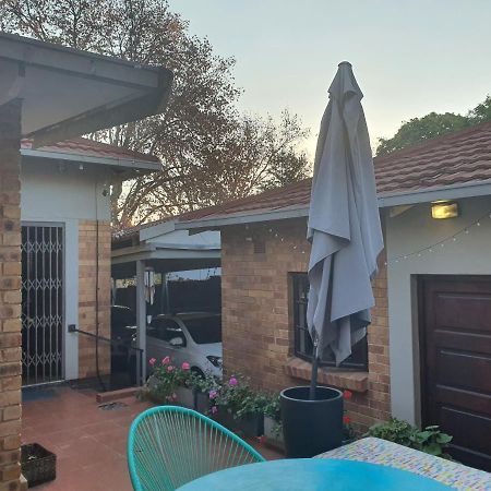 Happy Colourful Cottage Johannesburg Exterior photo